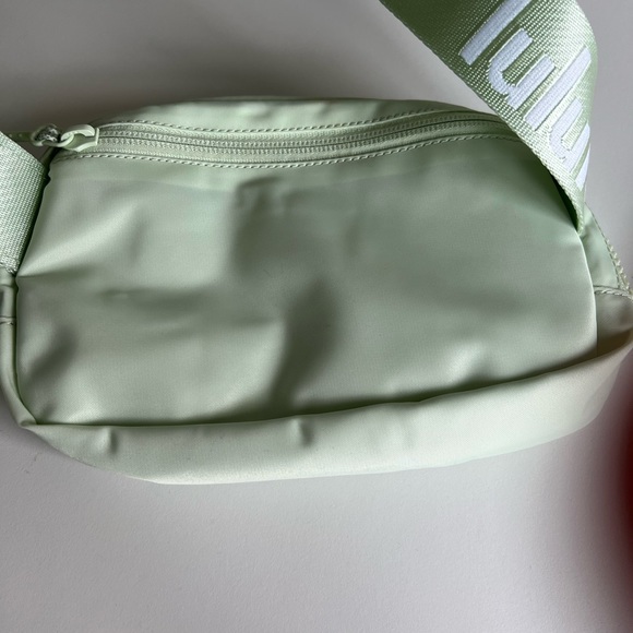Lululemon Everywhere Belt Bag 1L Green Pastel Kholrabi - Picture 3 of 6
